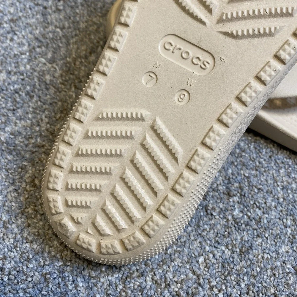 Crocs Thong Flip Flop Sandals M6 W8 Ivory Lightweight Comfort Slide Beach Casual
